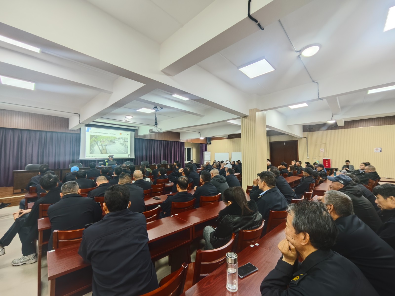 衢州公交開(kāi)展重點(diǎn)駕駛員交通安全專(zhuān)題培訓(xùn)