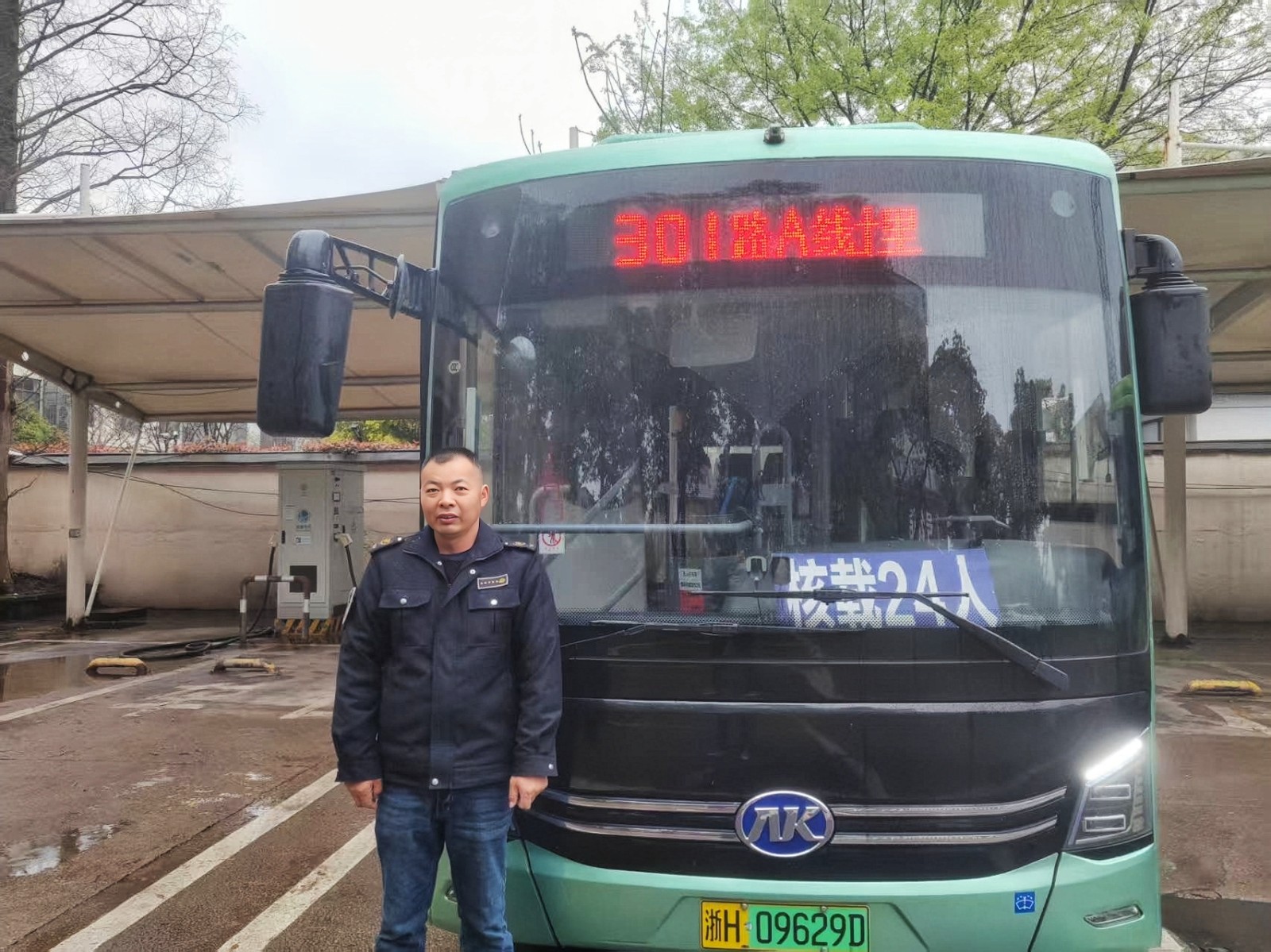 一線(xiàn)風(fēng)采丨衢州公交駕駛員張?zhí)焐脚木戎话l(fā)不適乘客獲贊譽(yù)